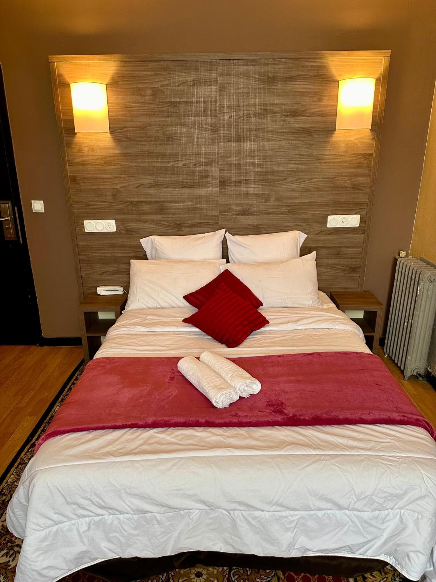 Hotel Victor Hugo Clamart Eksteriør billede